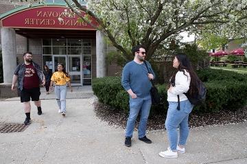 学生们在多诺万食堂附近交谈并走出食堂